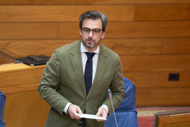 El conselleiro de Presidencia, Xustiza e Deportes, Diego Calvo, en el Parlamento