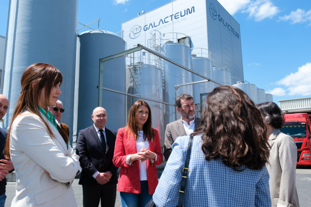 La conselleira do Medio Rural, María José Gómez, visita una empresa del sector lácteo en Melide