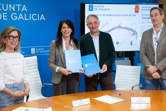 La conselleira de Vivenda e Planificación de Infraestruturas, María Martínez Allegue, firma con el alcalde de Mondoñedo (Lugo), Manuel Ángel Otero, un convenio de colaboración