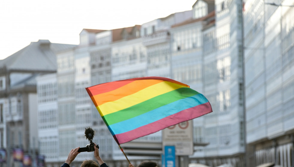 Archivo - Una bandera del colectivo LGTBI+ durante una manifestación por el Orgullo LGTBI+, a 28 de junio de 2023, en A Coruña, Galicia (España). Esta manifestación, cuyo lema es ’Revoltas do pa