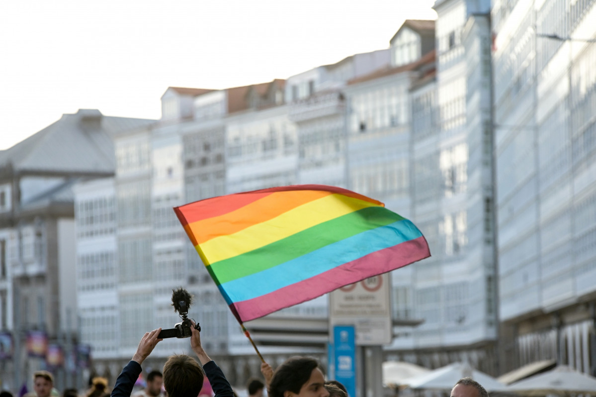 Archivo - Una bandera del colectivo LGTBI+ durante una manifestación por el Orgullo LGTBI+, a 28 de junio de 2023, en A Coruña, Galicia (España). Esta manifestación, cuyo lema es ’Revoltas do pa