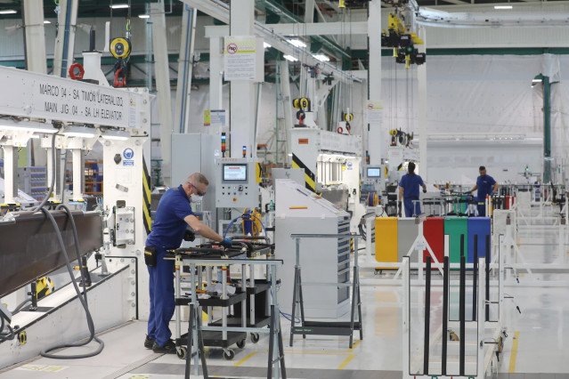 Archivo - Operario en una fábrica.