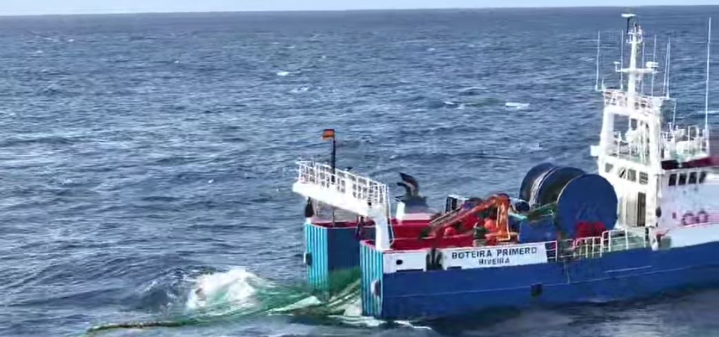 Arrastrero Boteira Primeiro en una captura del vu00eddeo de Sea Shepard