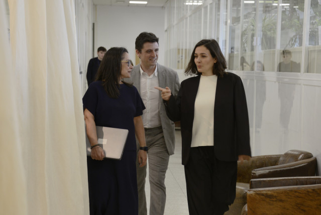 Archivo - Adriana Domínguez, a la derecha