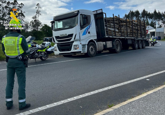 Camión inmovilizado en Santa Comba (A Coruña) porque su conductor cuadriplicaba la tasa máxima de alcoholemia.