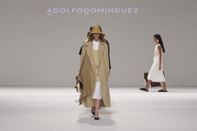 Archivo - Colección primavera-verano 2024 de Adolfo Domínguez.