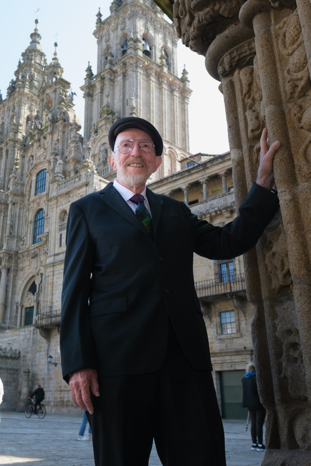 El Premio Nobel de Física 2017, Kip Thorne, posa para Europa Press antes de ofrecer una conferencia de prensa en el Salón de Rectoría del Colegio San Xerome a 8 de mayo de 2025