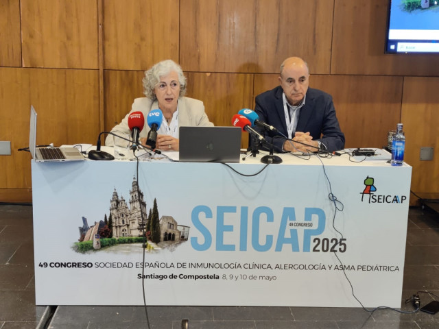 El presidente del comité organizador del congreso de SEICAP, José Ángel Porto, y la presidenta de la sociedad, Ana Martínez-Cañavate, en rueda de prensa, a 8 de mayo de 2025.