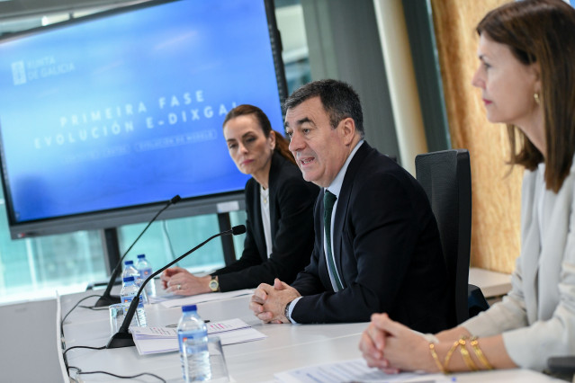El conselleiro de Educación, Ciencia, FP e Universidades, Román Rodríguez, y la directora xeral de Ordenación e Innovación Educativa, Judith Fernández, en rueda de prensa.