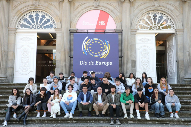 El presidente de la DIputación de Pontevedra, Luis López, con un grupo de estudiantes, con motivo de la celebración del Día de Europa.
