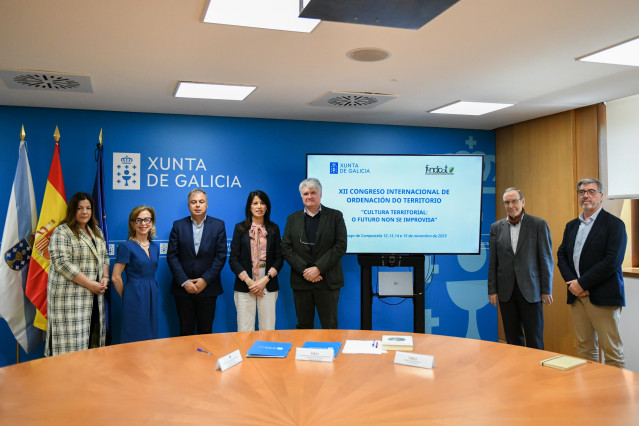 La conselleira de Vivenda e Planificación de Infraestruturas, María Martínez Allegue, firma con el presidente de Fundicot, Joaquín Farinós, el convenio para la celebración de este evento,