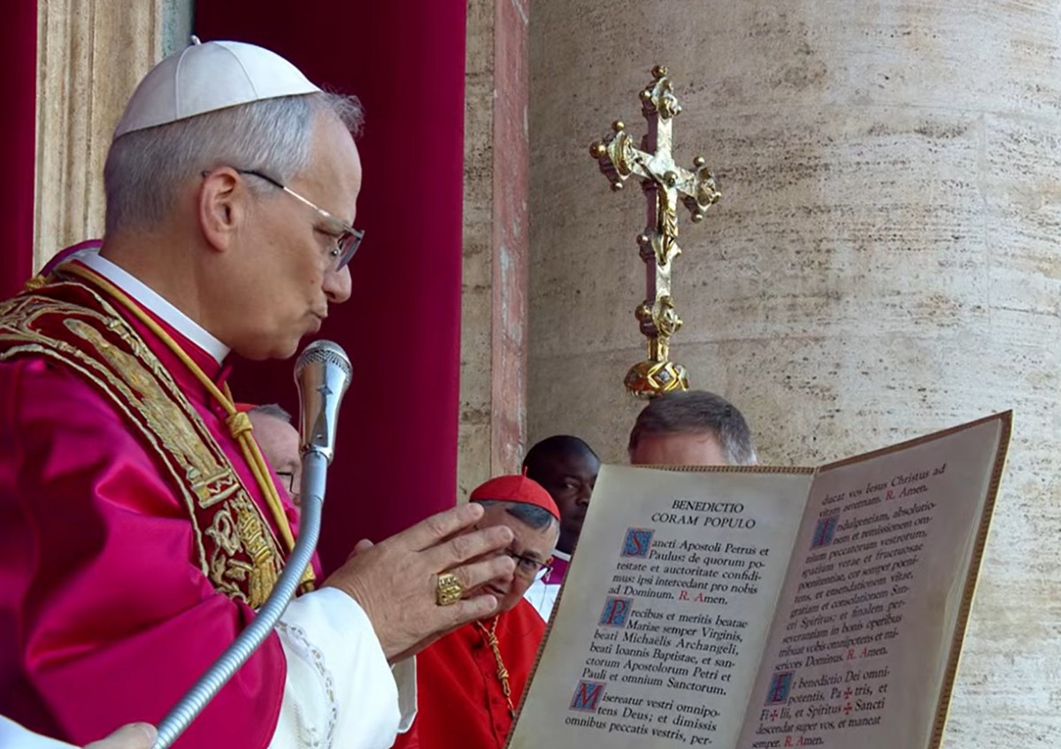 Leon XIV leyendo su primera bendiciu00f3n