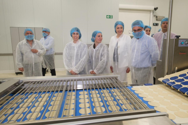 La conselleira do Medio Rural, María José Gómez, visita este jueves las instalaciones de Daveiga, en Chantada (Lugo).