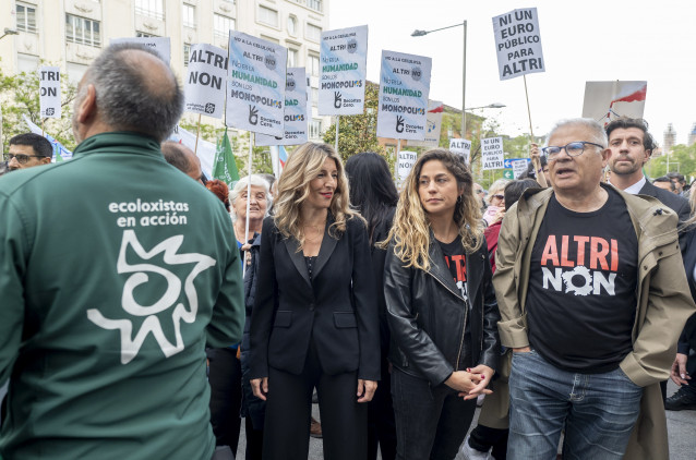 La vicepresidenta segunda, Yolanda Díaz, asiste a la concentración contra la multinacional Altri, convocada por la plataforma Ulloa Viva, Ecologistas en Acción y Greenpeace, frente al Congreso de los Diputados, a 8 de mayo de 2025, en Madrid (España).