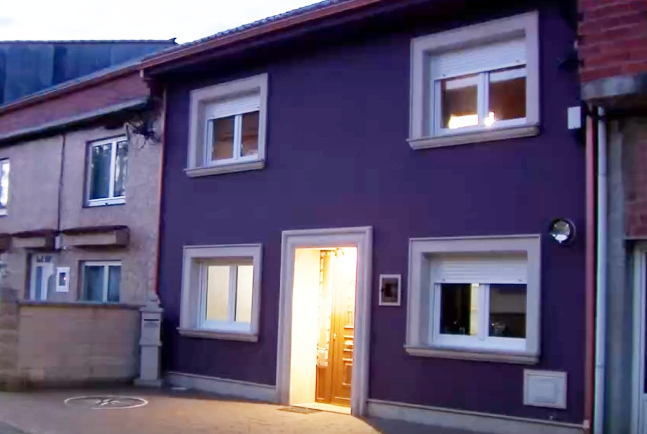 Una de las casas registradas durante la operaciu00f3n en Carballo segu00fan una imagen de la CRTVG