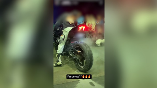 Concentración ilegal de vehículos en una estación de servicio en las inmediaciones de Lugo. La Guardia Civil investiga a cuatro personas por esta 'quedada', dos de ellas los organizadores del evento.