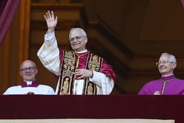 El cardenal Robert Prevost, Papa León XIV, el Papa número 267 de la historia, comparece ante sus fieles, en el balcón de la Basílica de San Pedro, a 8 de mayo de 2025, en La Ciudad del Vaticano (El Vaticano).