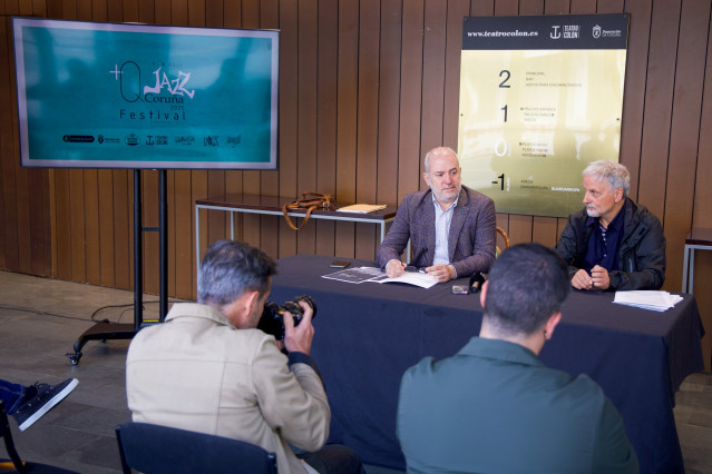 El concejal de Cultura y Turismo del Ayuntamiento de A Coruña, Gonzalo Castro, y el director de +QJazz, Pepe Doré, durante la presentación del festival