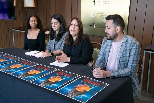La directora de la obra, Laura Míguez; el autor del texto, Roberto Pascual; la actriz Alixa Ladson; y la diputada de Cultura de la Diputación de A Coruña, Natividad González, durante la presentación del espectáculo