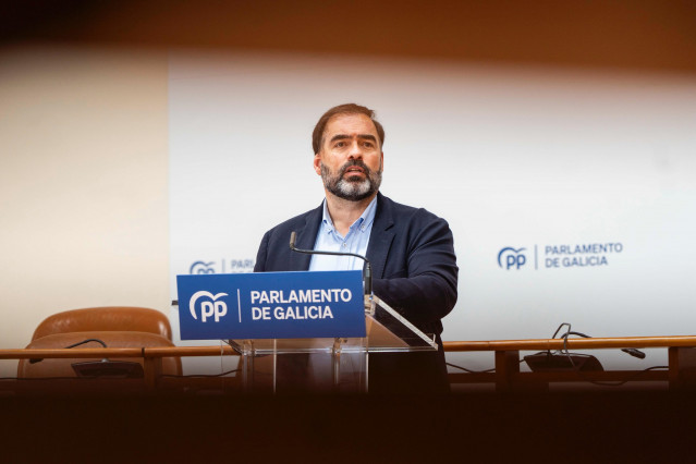 El portavoz del PPdeG en el Parlamento, Alberto Pazos Couñago, en rueda de prensa.