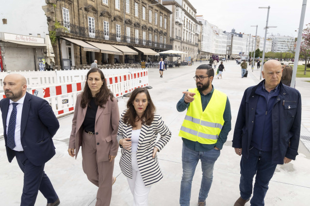 La alcaldesa de A Coruña, Inés Rey, visita las obras en los Cantones