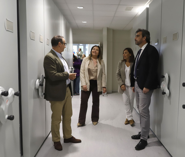 El conselleiro de Presidencia, Xustiza e Deportes, Diego Calvo, visita las instalaciones del nuevo Registro Civil en Vigo.
