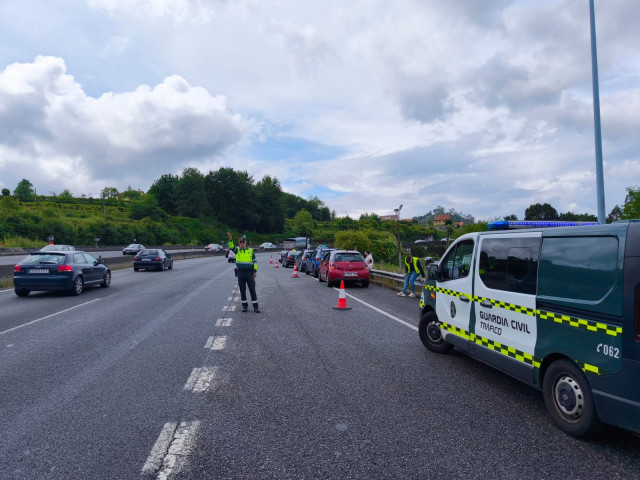 La Guardia Civil regula el tráfico tras una colisión.