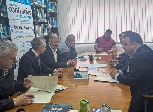 El Director De Zona De ABANCA En A Mariña-Terra Chá, José Ángel Méndez, Durante La Firma Con Las Cofradías