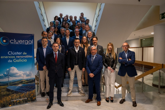 El conselleiro de Emprego, Comercio e Emigración, José González, en un encuentro con empresas del Clúster de Energías Renovables de Galicia (Cluergal), en Vigo.