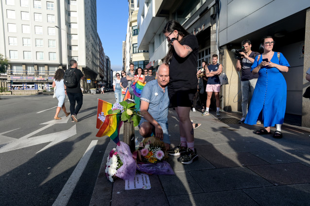 Archivo - Varias personas depositan flores durante un minuto de silencio, promovido por ALAS Coruña en recuerdo de Samuel Luiz