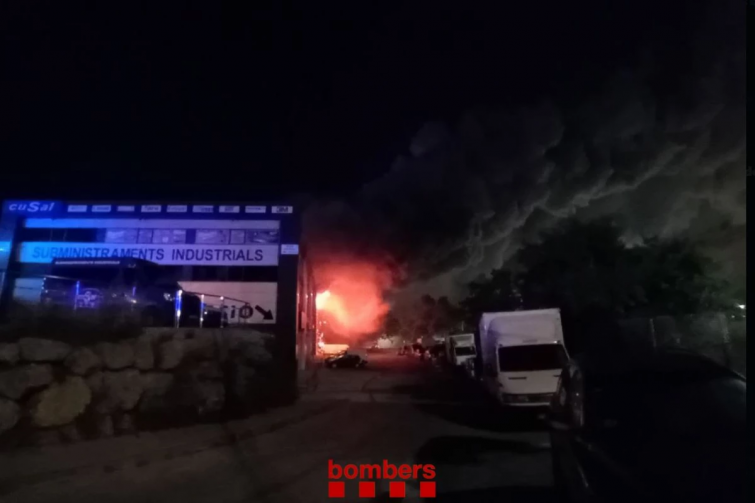 Bomberos y el GRIT intentan sofocar un gran incendio químico en Vilanova i la Geltrú y confinan a Roquetes, Cubelles, Cunit y Calafell