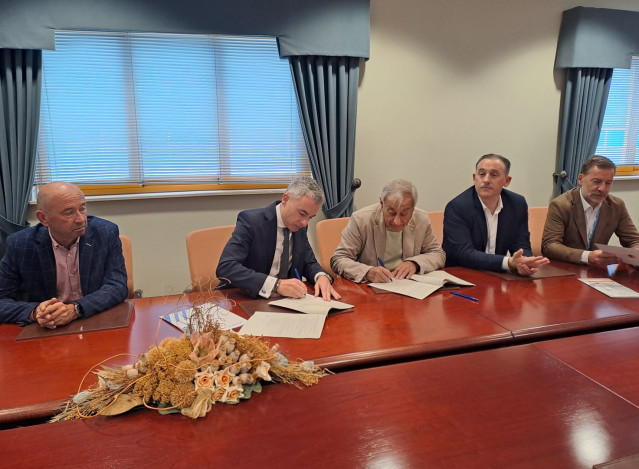 El director del área de Abanca en A Mariña-Terra Chá, José Ángel Méndez (segundo por la izquierda), y el presidente de ABSA, Abelardo Basanta (centro), durante la firma.