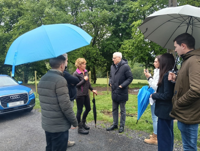 Diputados del PP visitan una granja en Guntín.