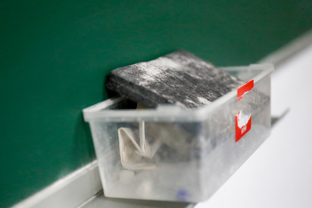 Archivo - Borrador de pizarra en el interior de un aula