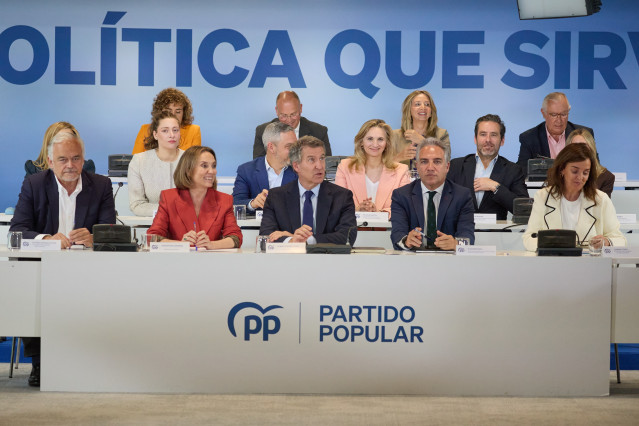 El Vicesecretario general Institucional del Partido Popular, Esteban González Pons, la secretaria general del PP, Cuca Gamarra, el presidente del PP, Alberto Núñez Feijóo.