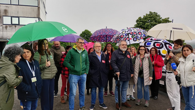 Representantes sindicales a las puertas de la Consellería de Sanidade, en Santiago de Compostela.
