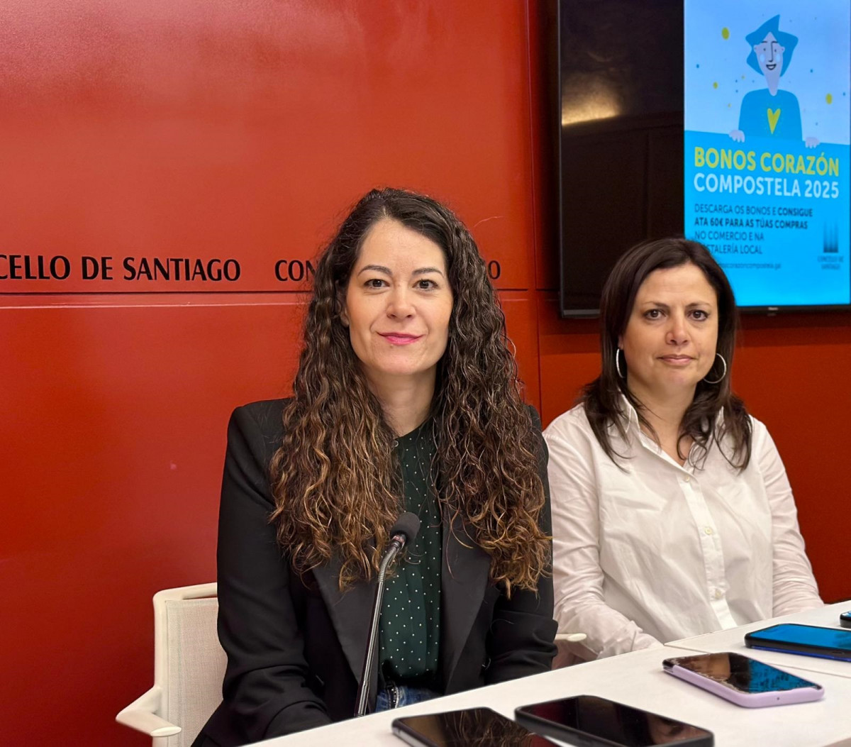 La teniente de alcalde, María Rozas, y la técnica de Comercio, Ana Carricoba, en la presentación de los Bonos Corazón de mayo de 2025.