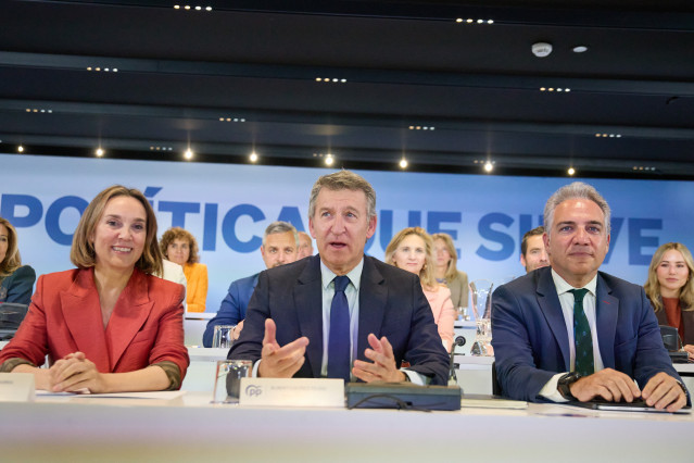 La secretaria general del PP, Cuca Gamarra, el presidente del PP, Alberto Núñez Feijóo, y el Vicesecretario General de Política Autonómica y Municipal y Análisis Electoral del PP, Elías Bendodo