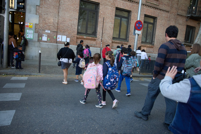 Varios niños van al colegio a pesar de haberse suspendido las clases en los centros educativos por el apagón, a 29 de abril de 2025.