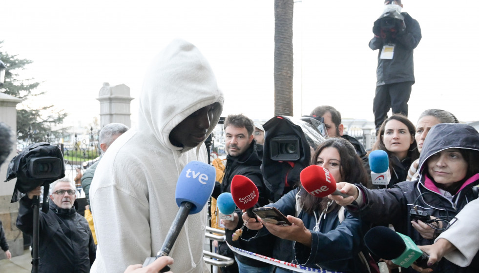 Archivo - Uno de los senegaleses que auxiliaron a Samuel Luiz a la entrada del juicio celebrado en la Audiencia de A Coruña