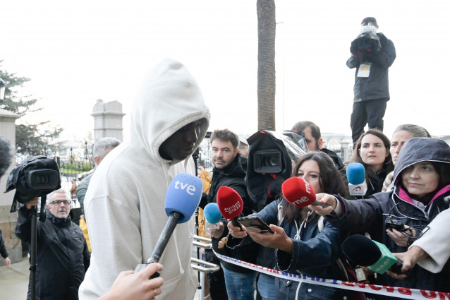 Archivo - Uno de los senegaleses que auxiliaron a Samuel Luiz a la entrada del juicio celebrado en la Audiencia de A Coruña