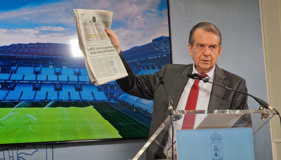 Archivo - El alcalde de Vigo, Abel Caballero, en la rueda de prensa en la que denunció la exclusión de la ciudad como sede para el Mundial de fútbol de 2030.