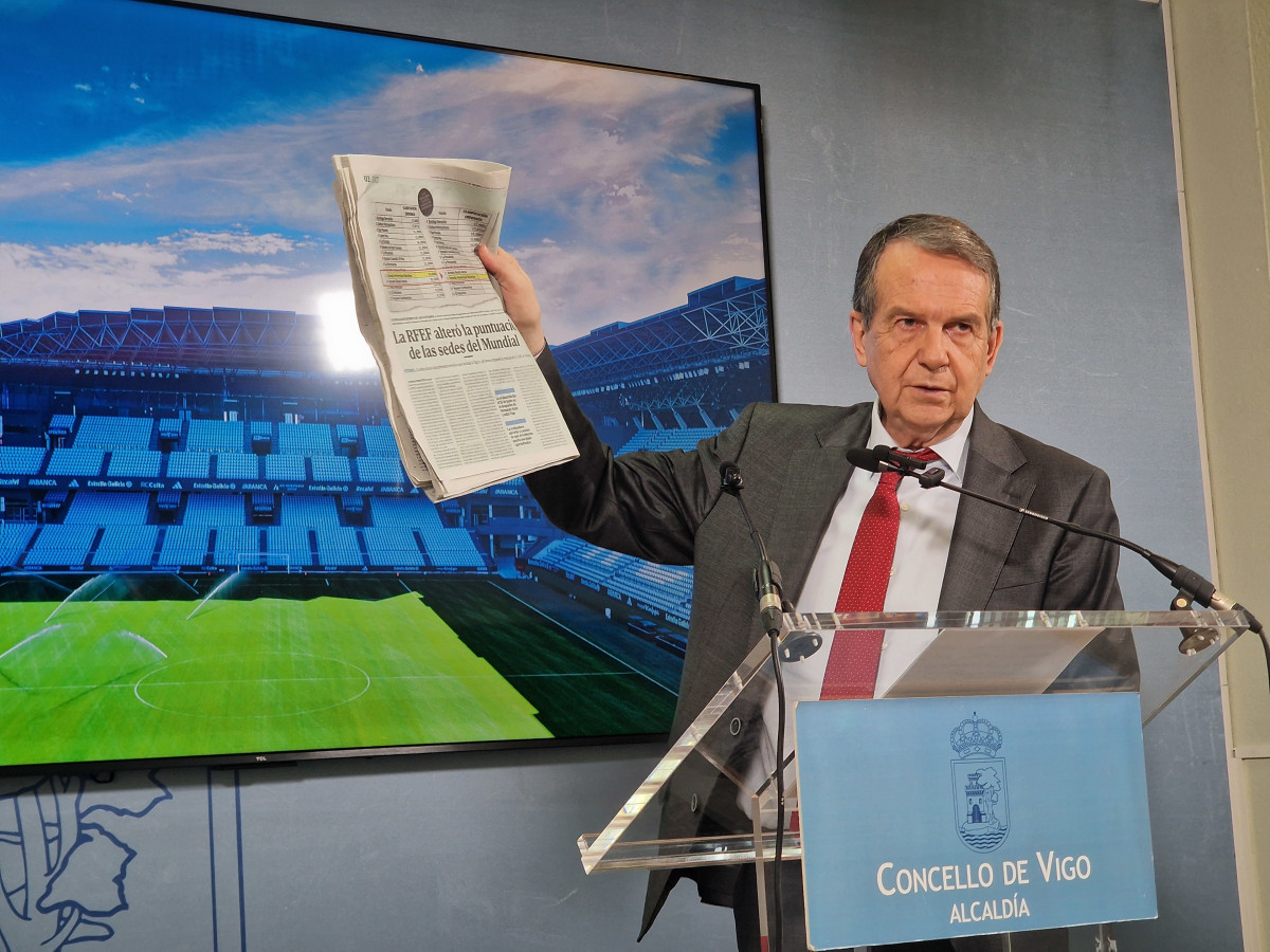 Archivo - El alcalde de Vigo, Abel Caballero, en la rueda de prensa en la que denunció la exclusión de la ciudad como sede para el Mundial de fútbol de 2030.