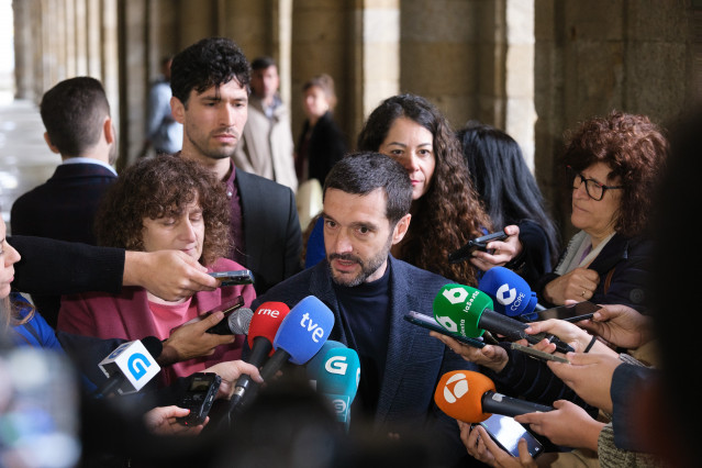 La alcaldesa de Santiago de Compostela, Goretti Sanmartín, se reúne con el ministro de Derechos Sociales, Consumo y Agenda 2030, Pablo Bustinduy, en el Ayuntamiento de Santiago de Compostela, a 25 de abril de 2025.