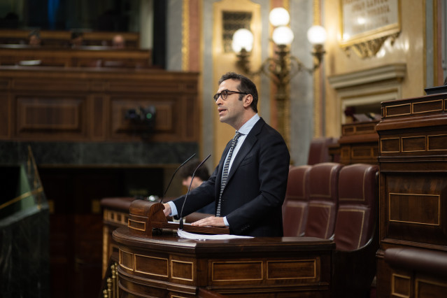 El ministro de Economía, Carlos Cuerpo, interviene durante una sesión plenaria, en el Congreso de los Diputados, a 8 de mayo de 2025, en Madrid (España). El Congreso debate y vota hoy la convalidación o derogación del Real Decreto ley 4/2025, de medidas u