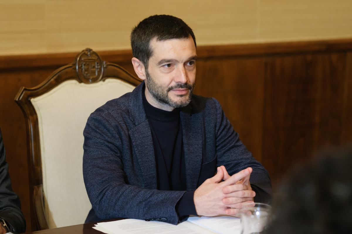 La alcaldesa de Santiago de Compostela, Goretti Sanmartín, se reúne con el ministro de Derechos Sociales, Consumo y Agenda 2030, Pablo Bustinduy, en el Ayuntamiento de Santiago de Compostela, a 25 de abril de 2025, en A Coruña, Galicia (España).