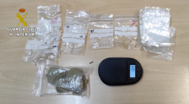 Hachís, balanza de precisión y bolsitas de plástico intervenidas a un joven de 21 años interceptado en un control de la Guardia Civil en Cangas (Pontevedra).