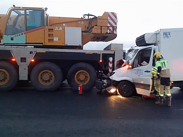 Colisión por alcance entre un vehículo grúa y un furgón en la AG-64, en As Pontes (A Coruña)