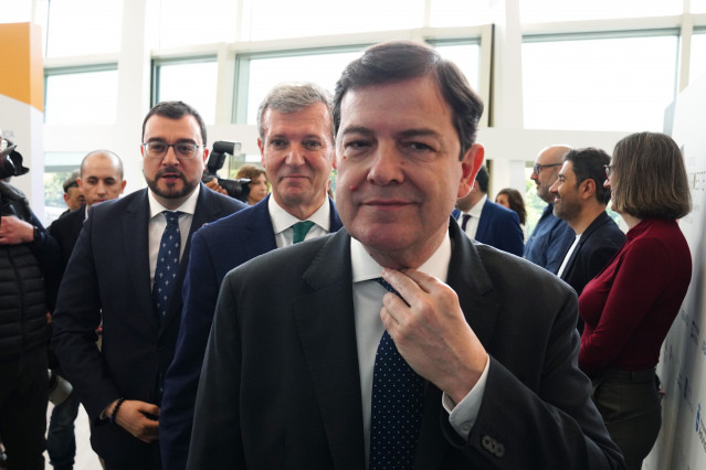 Los presidentes autonómicos de Galicia, Alfonso Rueda, Asturias, Adrián Barbón, y Castilla y León, Alfonso Fernández Mañueco, en el Foro del Noroeste