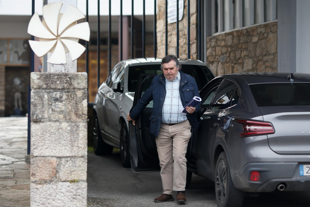 Archivo - Un grupo de más de 30 trabajadores continúa a las puertas de la factoría Sargadelos, sin acceder a sus puestos de trabajo, a 8 de abril de 2025, en Cervo, Lugo, Galicia (España). A pesar del acuerdo alcanzado a última hora de ayer lunes entre la